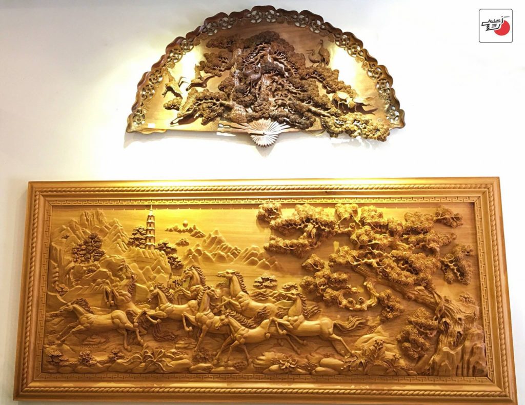 tranh gỗ Bát mã và ý nghĩa phong thủy
