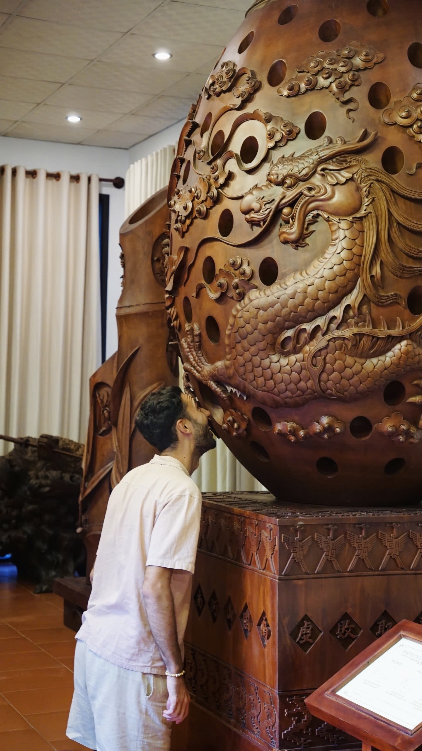 cảm xúc của du khách quốc tế tại phòng trưng bày Linh phẩm "Hồn Thiên Sông Núi"